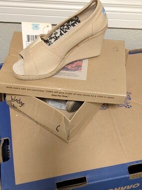 NWT in box Womens TOMS wedges